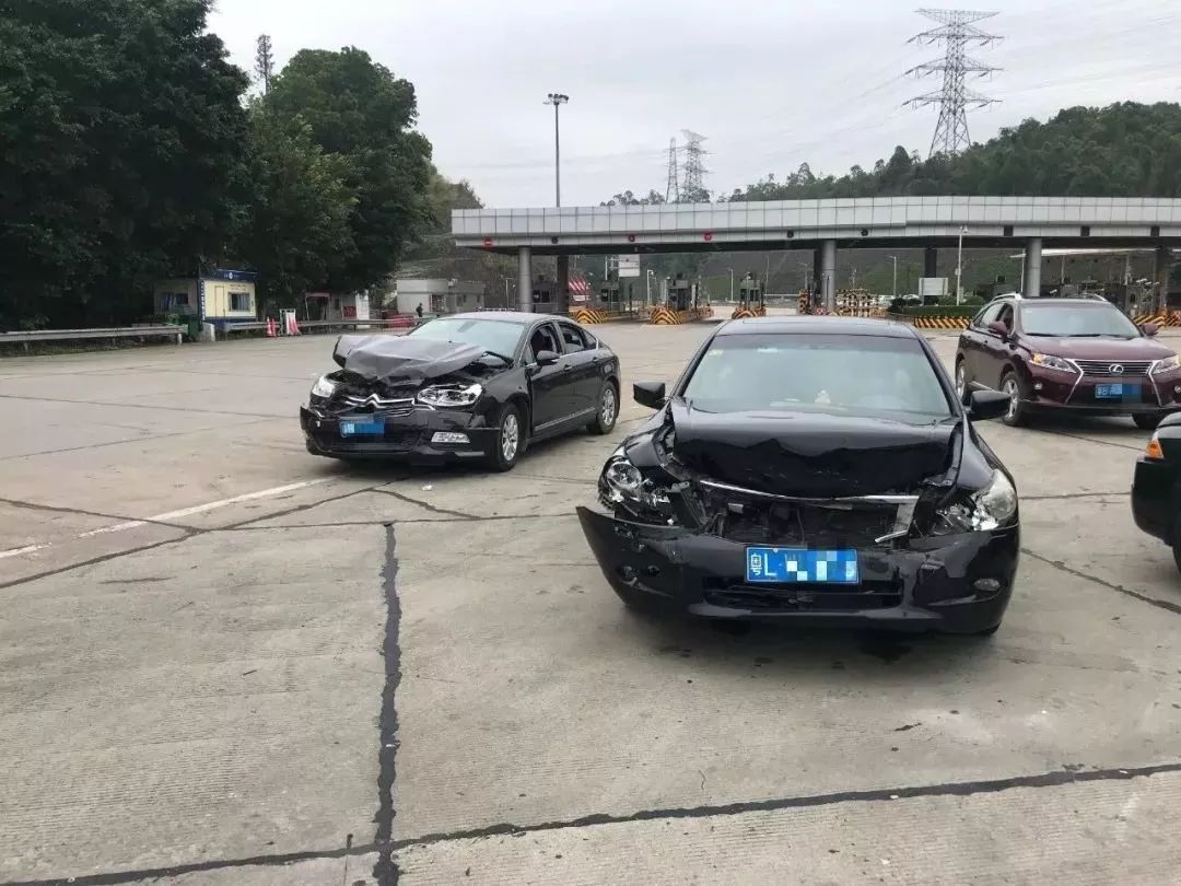 深圳一高速突发车祸三车追尾出动直升机今天这些路上全是车车车