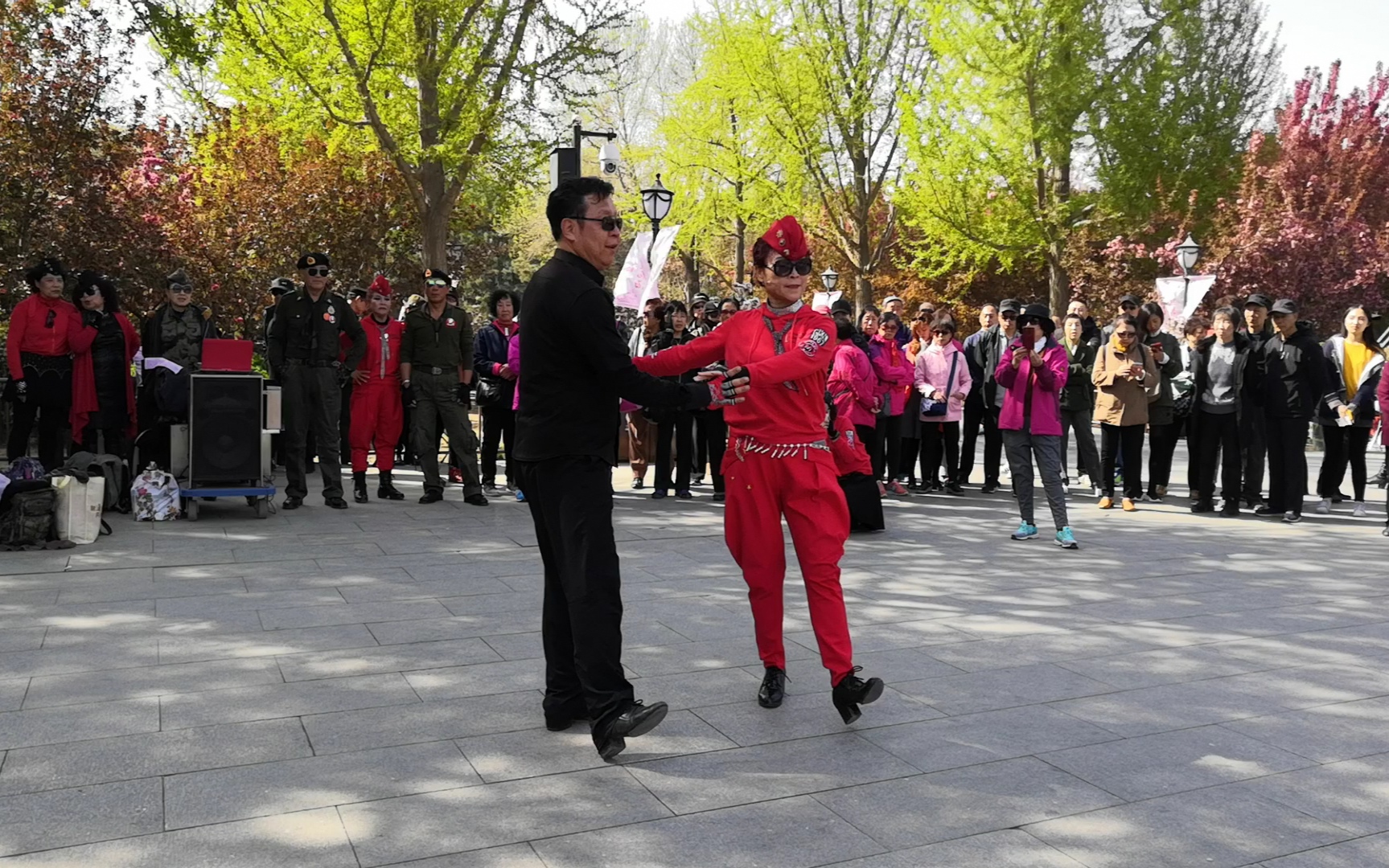 张明老师和王燕萍在陶然亭表演水兵舞第三套