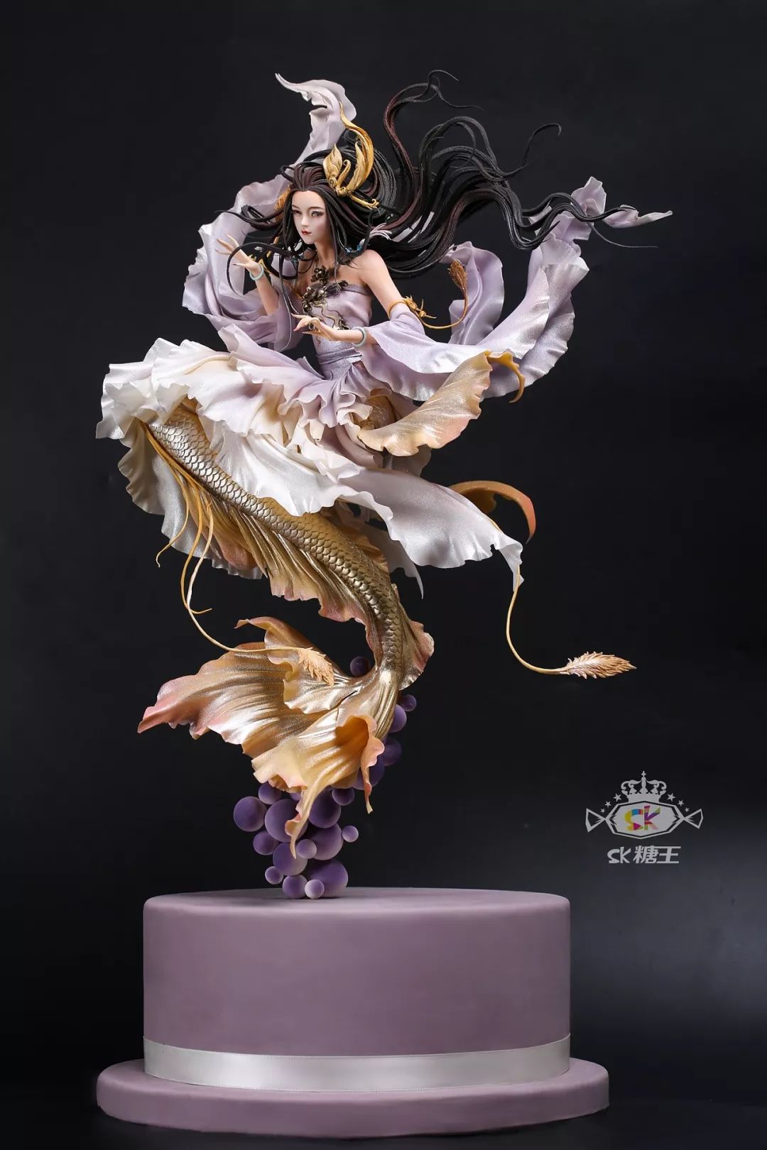 左糖王周毅,右何炅 其中,他制作的古风翻糖人物肖像 微博超过 十万次