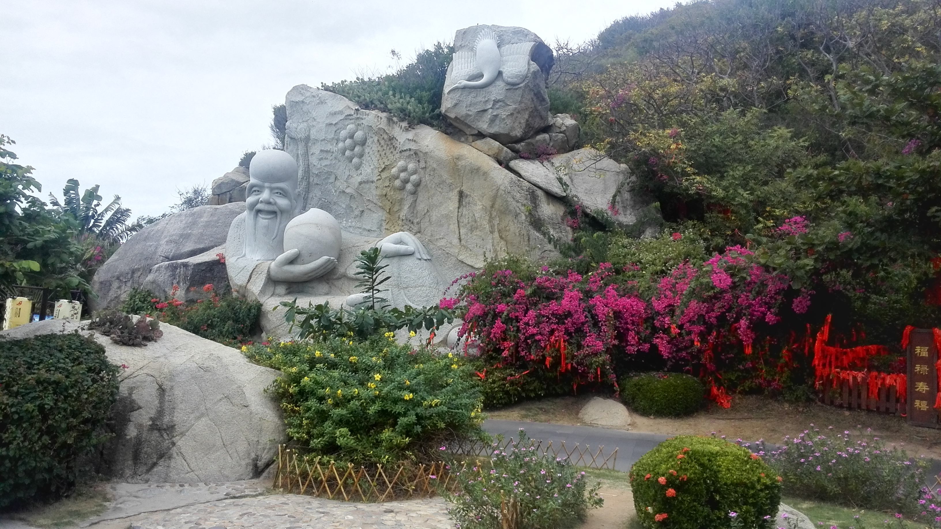 12 三亚大小洞天风景区,位于海南省三亚市的市区以西约40公里的南山西