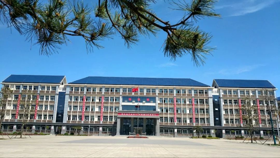 宜阳学子湖畔两千师生共唱我和我的祖国