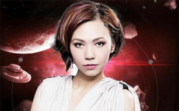 她因《我是歌手》爆红,曾和张学友合作《雪狼湖》获奖无数_陈洁仪