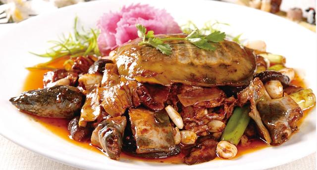 2, 红烧甲鱼6, 最后在加入适量盐调味即可5, 再放入枸杞煲十分钟4, 把