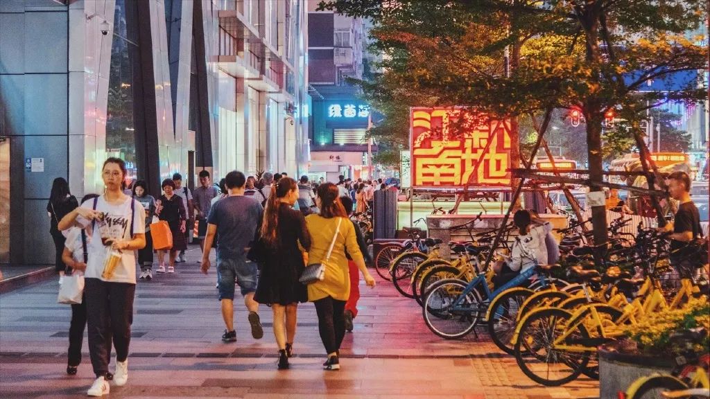 来人往唯一不同的是,广州是一块大餐桌忙碌,庸常和车水马龙广州和别的