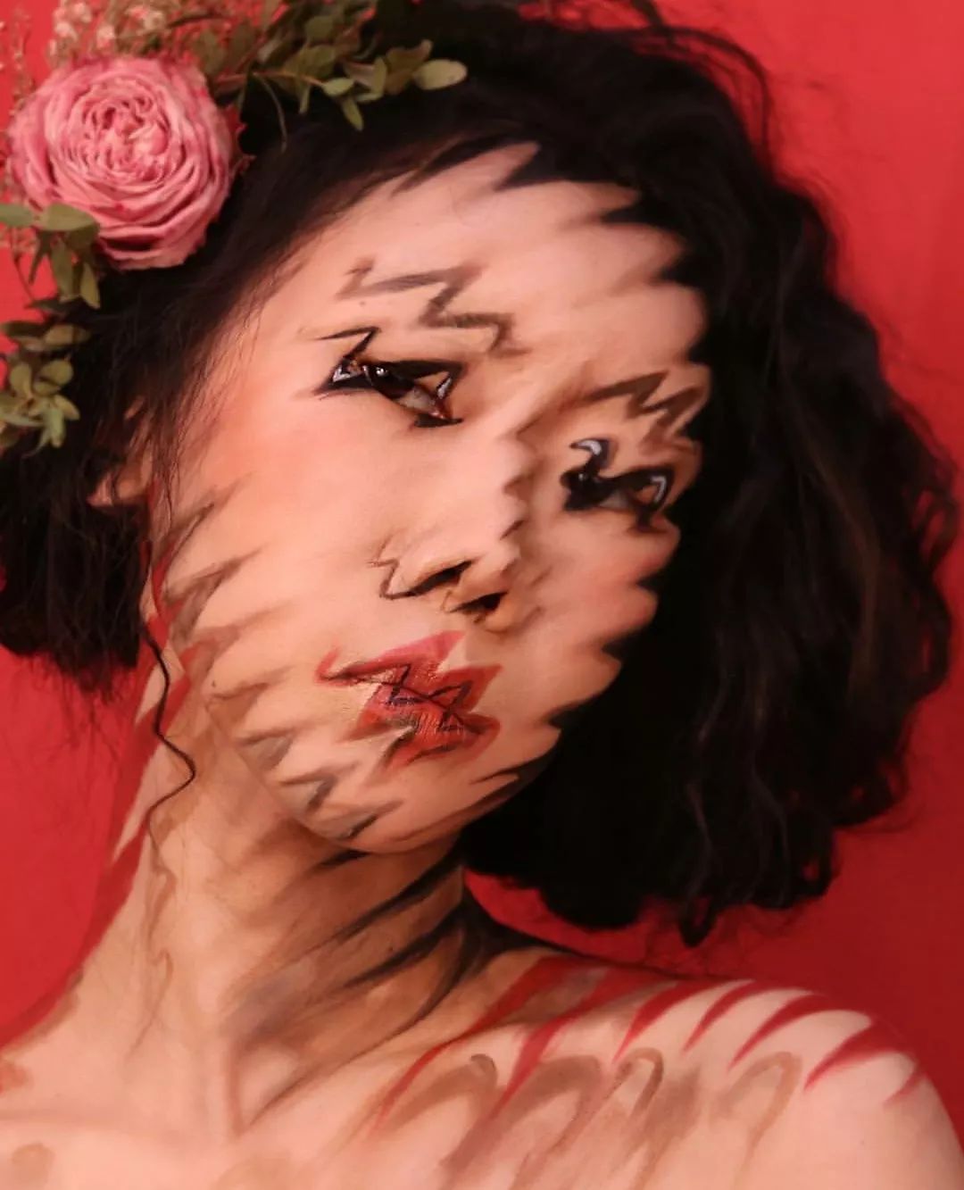 她们在裸露的身体上画画众多人都愿意为此脱去上衣如此惊艳的艺术形式