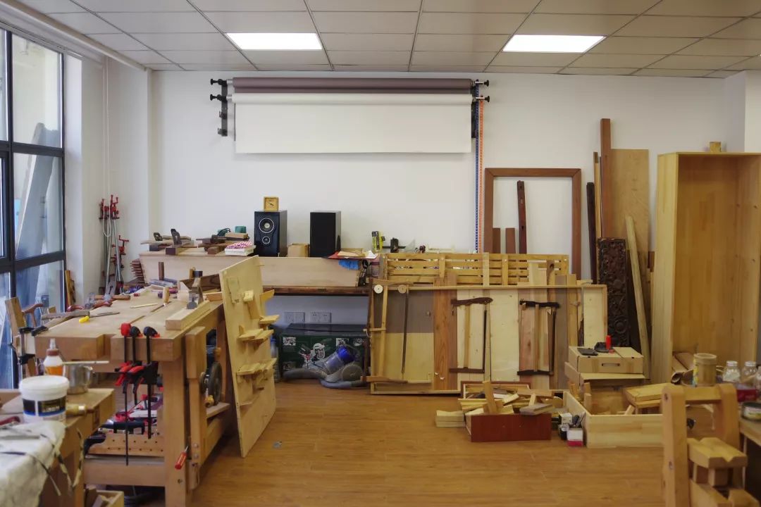 辛智每天都会一个人在这间工作室里待上七八个小时,早上早早来到工作