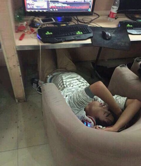 老夫纵横网吧十余年,这种姿势还是第一次见!