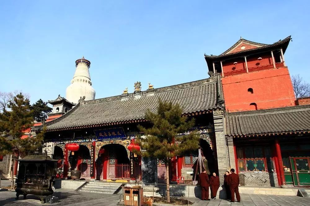 五台山香火最盛的寺庙最属五爷庙了,与五台山的标志大白塔相依为邻,寺