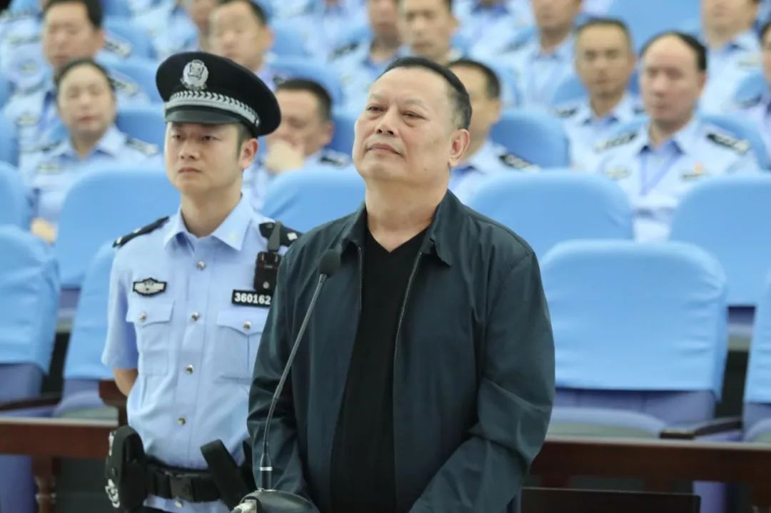 公诉机关指控,2006年至2018年期间,被告人朱雄武在担任石城县公安局
