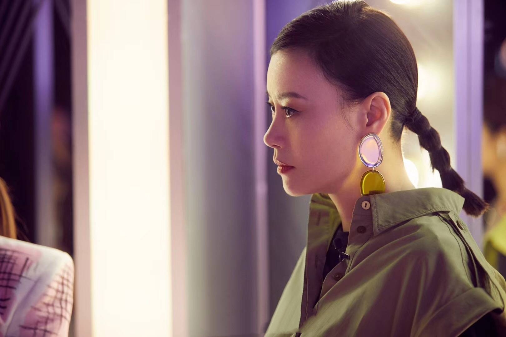 原创53岁邬君梅终于换发型一袭连体装叠穿气场开挂扎葫芦辫好减龄