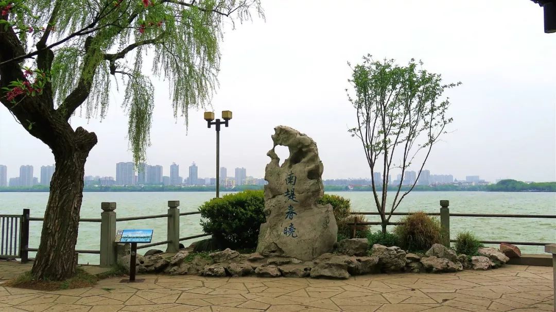 镜涵水庭晴红烟绿千步长廊进入蠡园向东是"千步长廊".