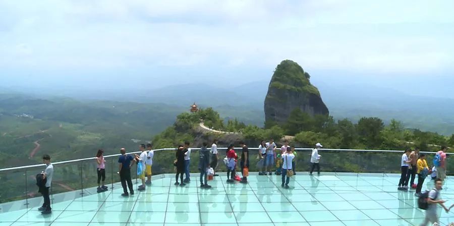 六安霍山玻璃栈道图片