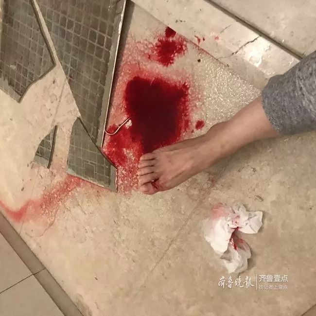 血流在地板的图片图片