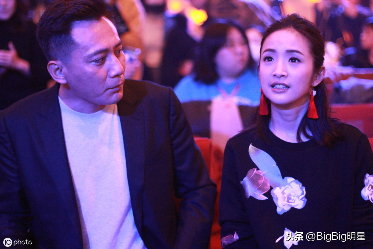 刘烨与林依晨 亮相某活动 两人场边热聊不止