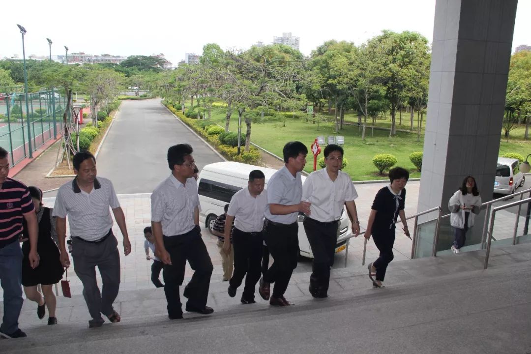 市委书记郑隆松,市委副书记王劲东,市委常委,宣传部长张碧兰及其市委