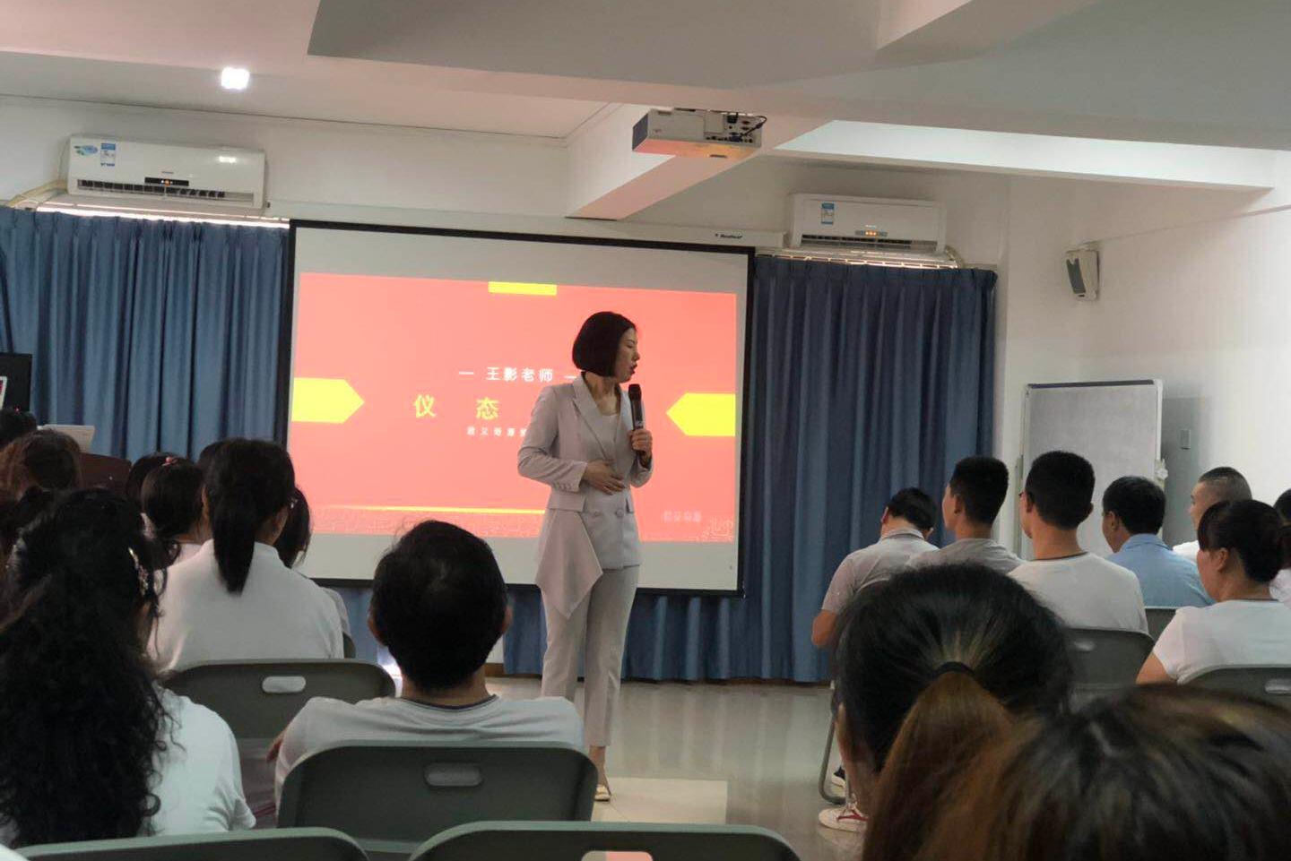 君艾奇源:王影,王月静老师助力何氏推拿系统落地