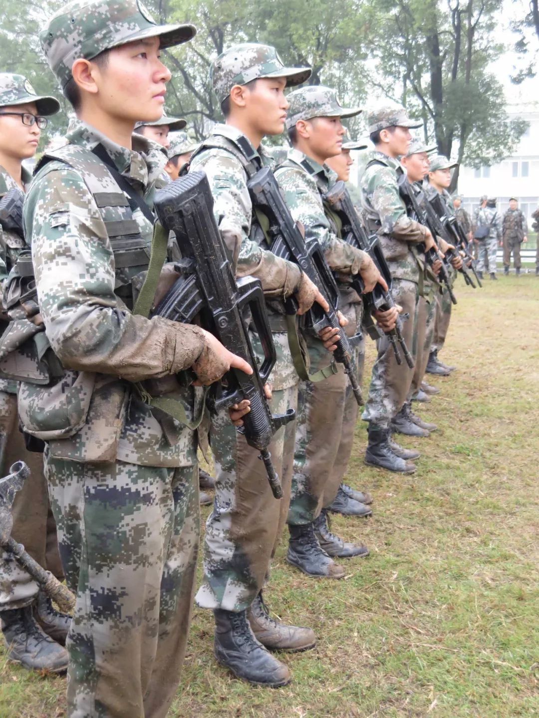 沃天特战女兵刚入伍竟然是介个样子滴