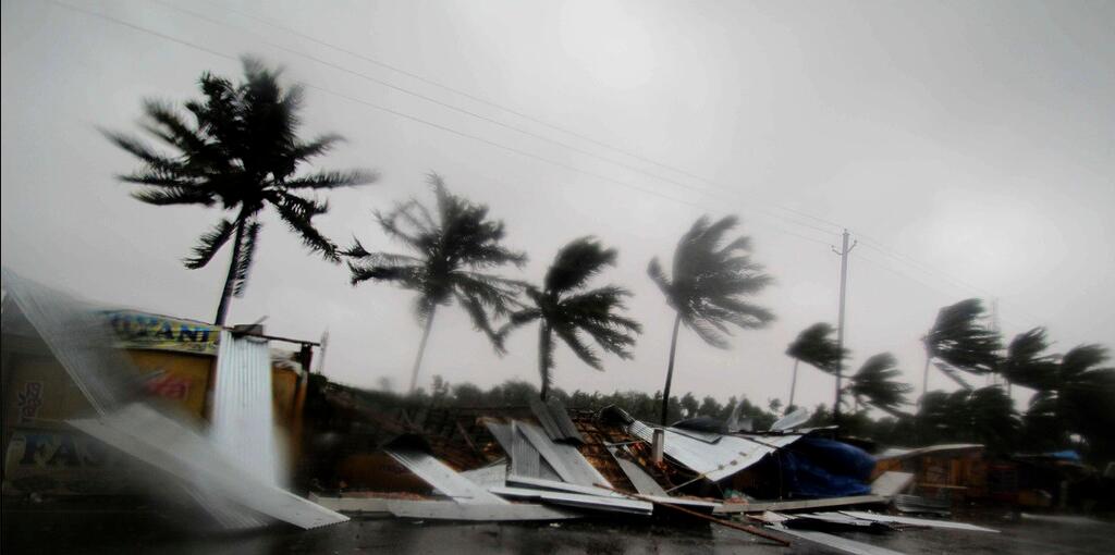 印度迎20年来最强"热带气旋" 近80万人撤离