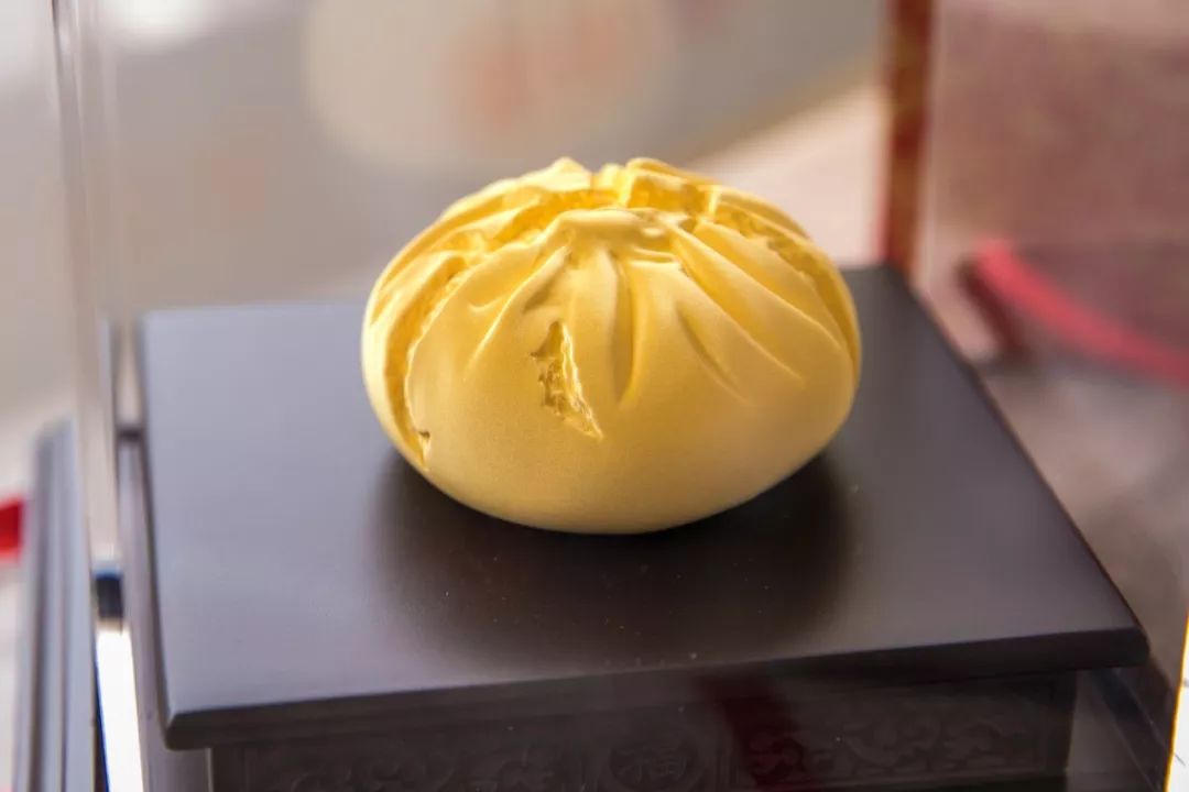 让你一夜暴富的早餐店每天送1个纯金包子