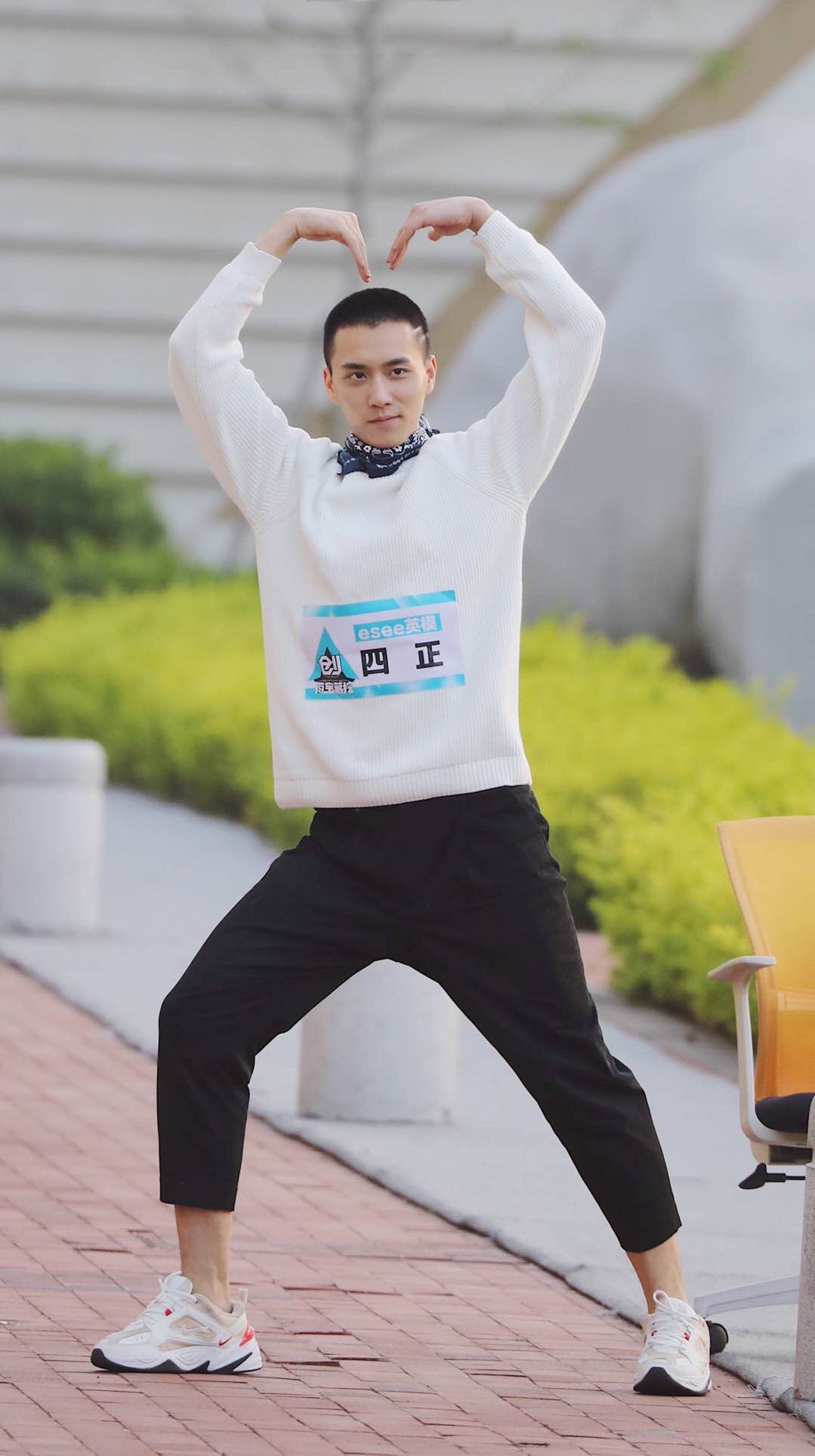 创造营四正畅玩泳池party迪丽热巴邀约同享火锅大餐