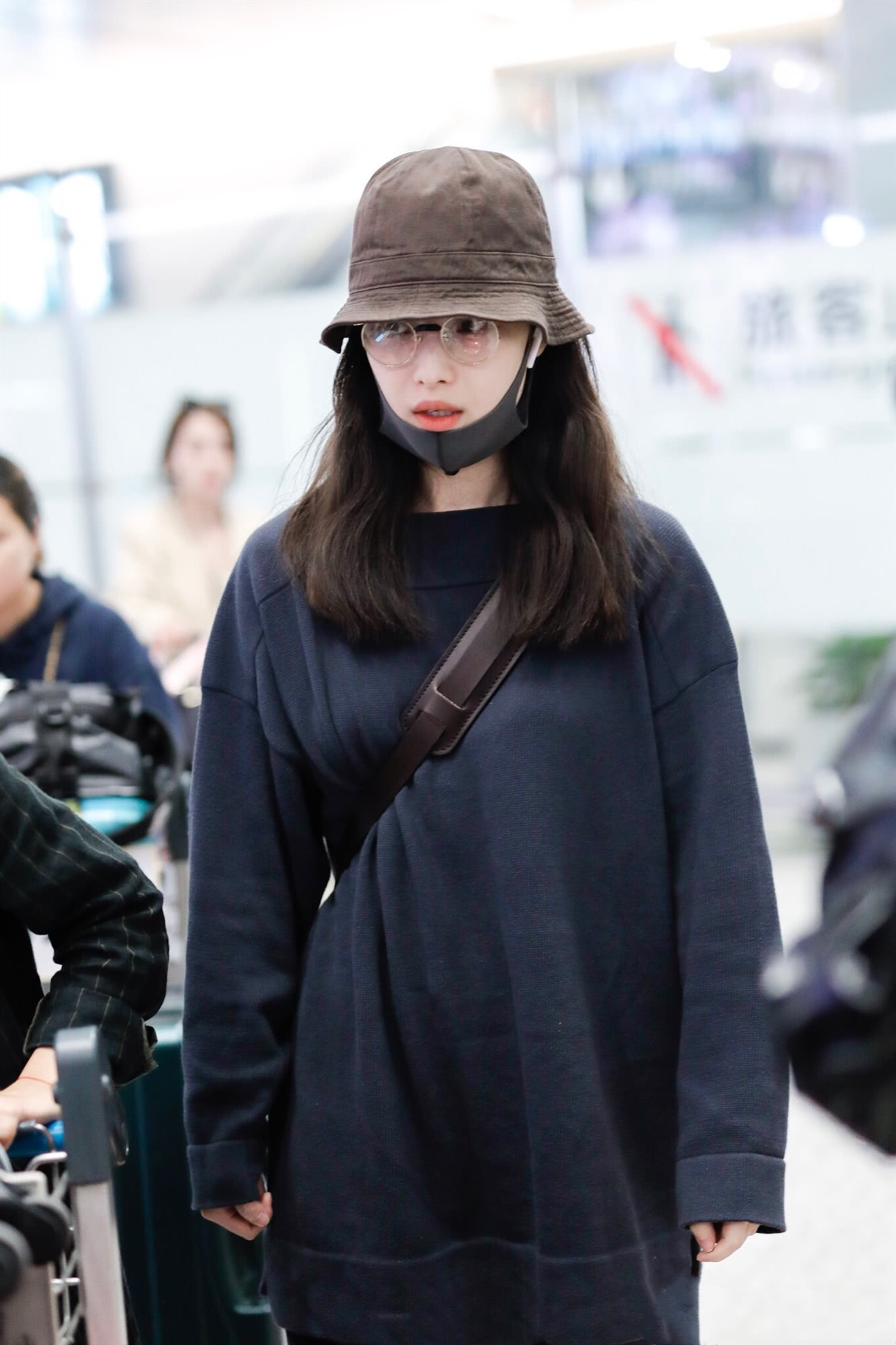 30岁倪妮纯素颜大方任拍,渔夫帽搭配圆框眼镜文艺范十足!