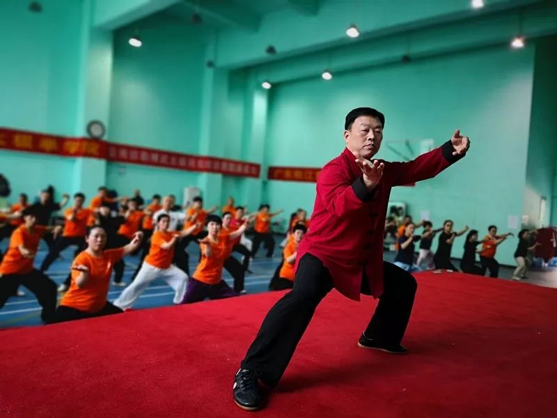 太极剑班在徐勤兰老师的细心指导下,已出成果,个个剑气如霜,英姿飒爽