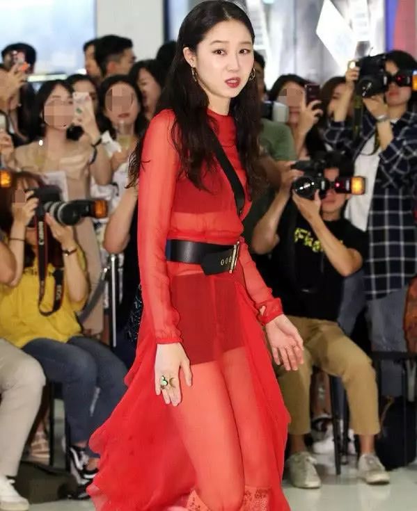 她是韩国最会穿搭的女星,一袭"透视装"超撩人,身材无人可及!
