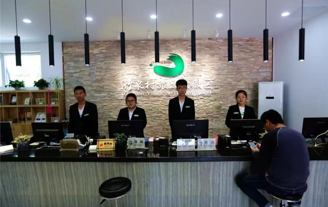 他们重复做着一个动作,只为游客带来更便捷的检票服务,并耐心回答游客