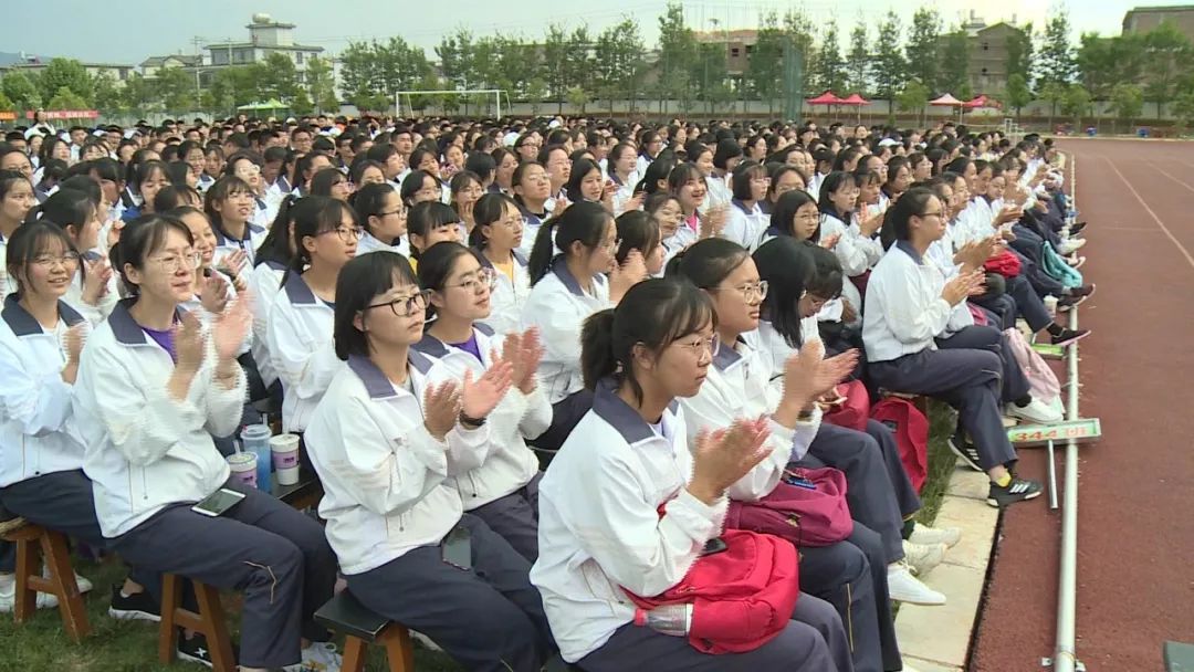鹤庆一中举行2019年五四文艺晚会