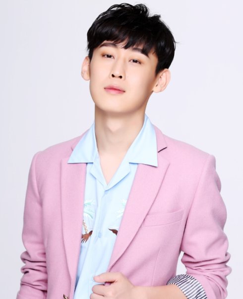 彭昱畅一天上三次热搜,他的同班同学却默默无闻