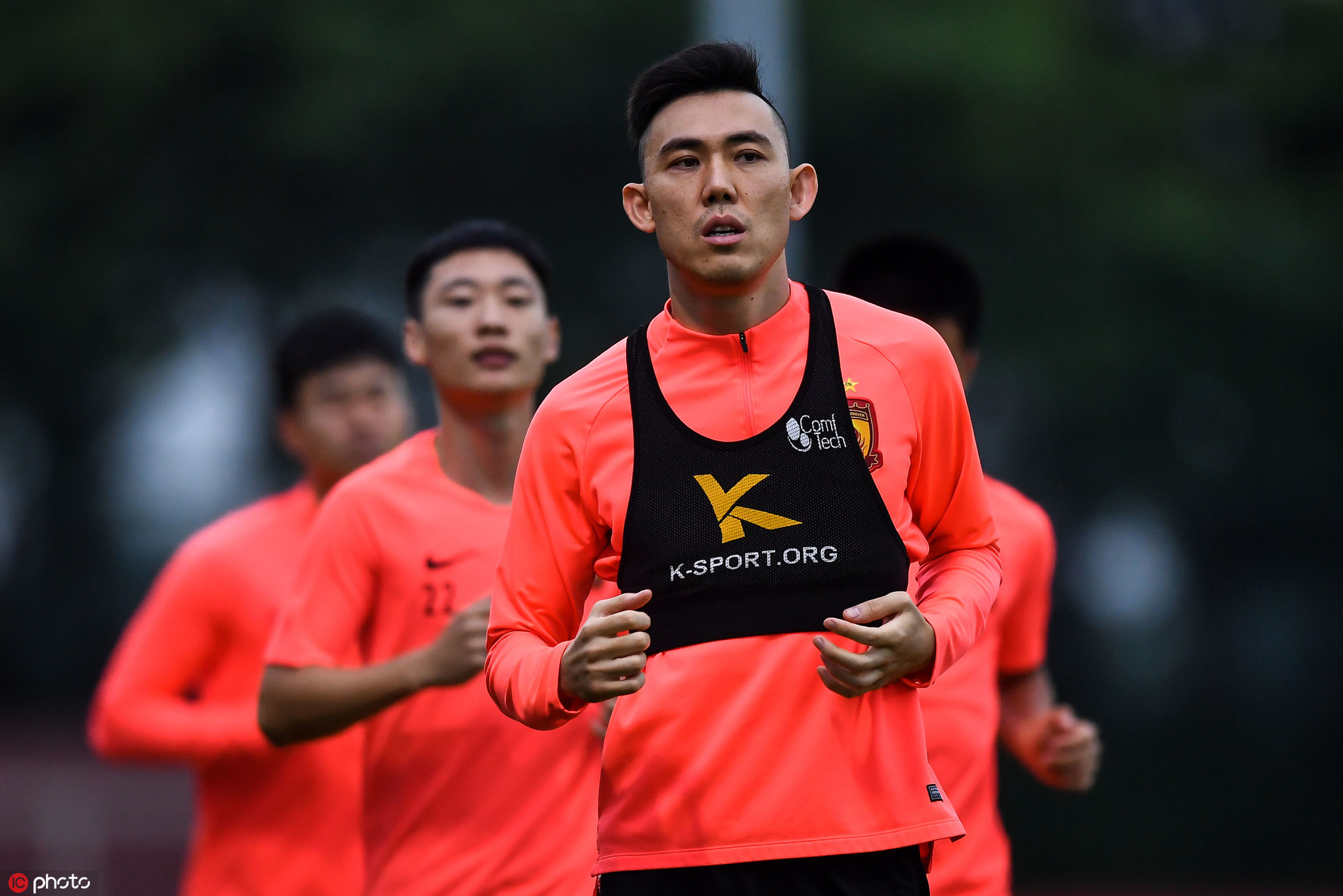 韦世豪与保利尼奥热聊(图片署名: ic photo/ 东方ic 刘嘉良)