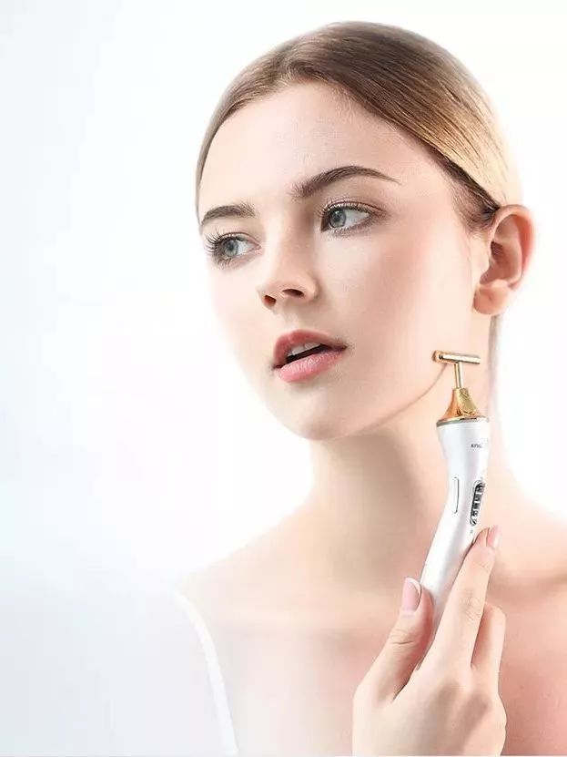 利用高频振动使脸部肌肤紧致提升, 在敷面膜或是护肤时使用,更能促进