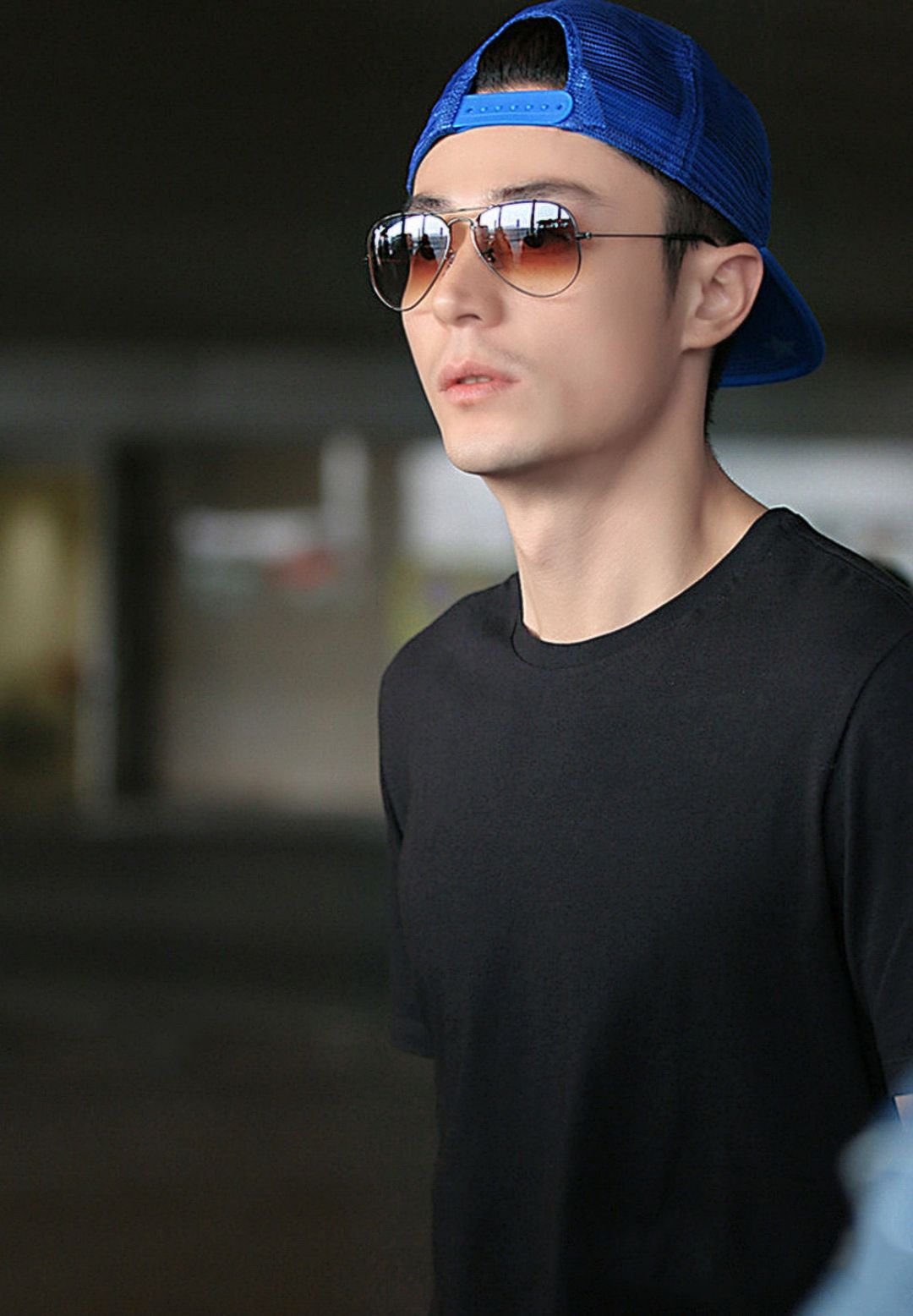 原创霍建华机场照没能逃过中年发福这是幸福胖还是男明星的归宿