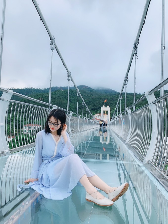 玻璃桥上拍照,最好的姿势就是坐在上面,仿佛坐在半空中.