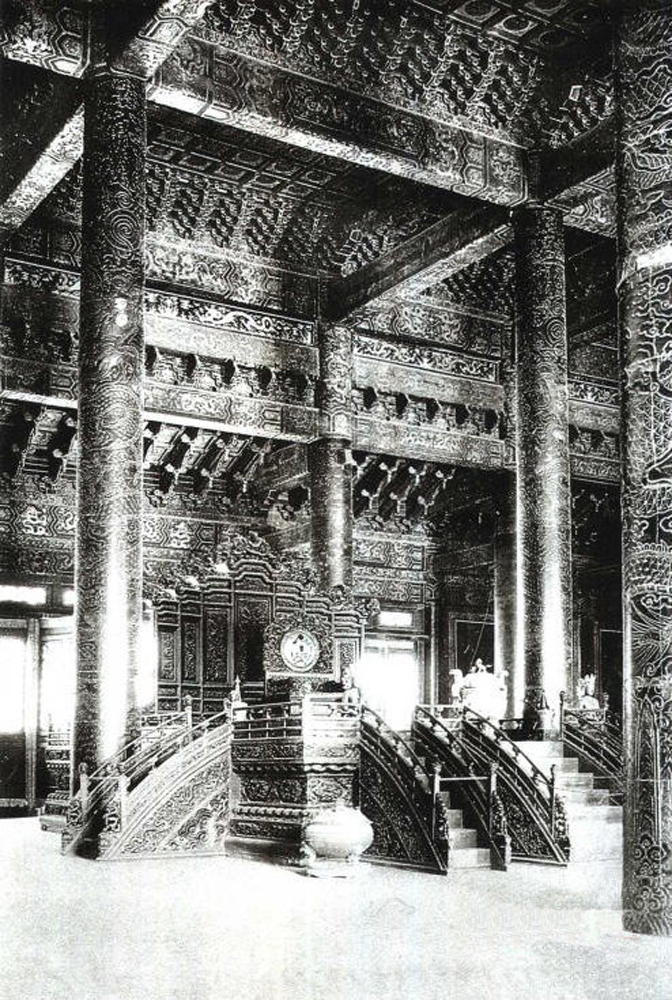 袁世凯1915年称帝时没有移动清帝宝座下的须弥金台