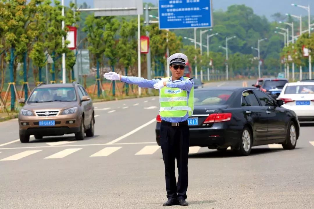 警察叔叔在执勤的照片图片