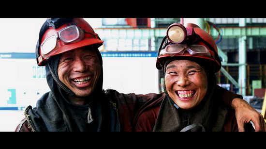 纪录电影港珠澳大桥在港珠澳首映反响热烈
