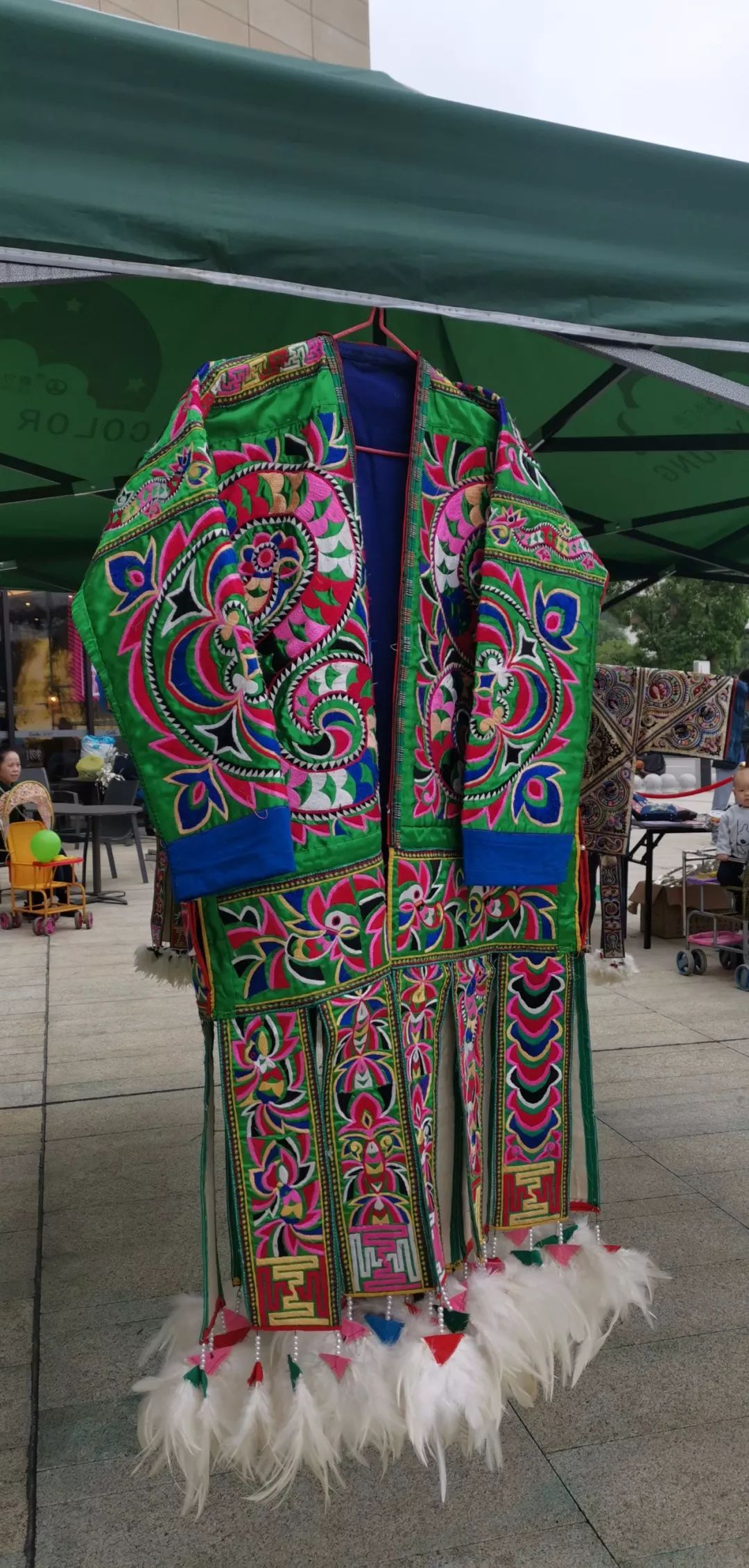 什么百鸟衣啊,水族马尾绣啊,这些就不用我在多做介绍了吧!