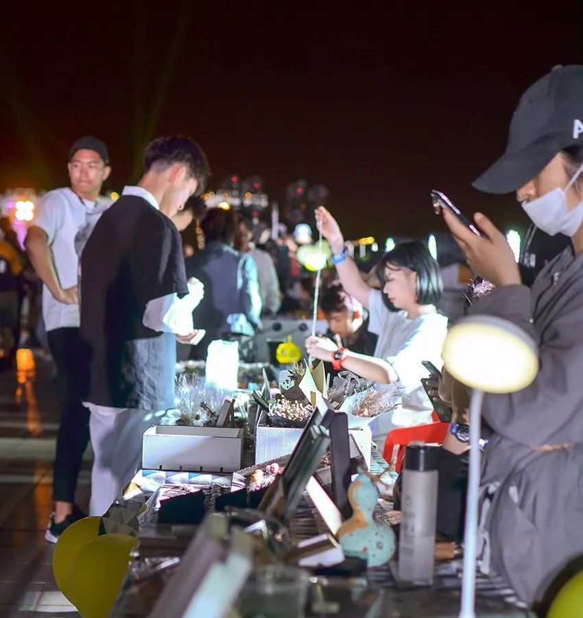 "发现天台"联合了12 独立青年艺术品牌,集合了城市中活跃青年的创造力