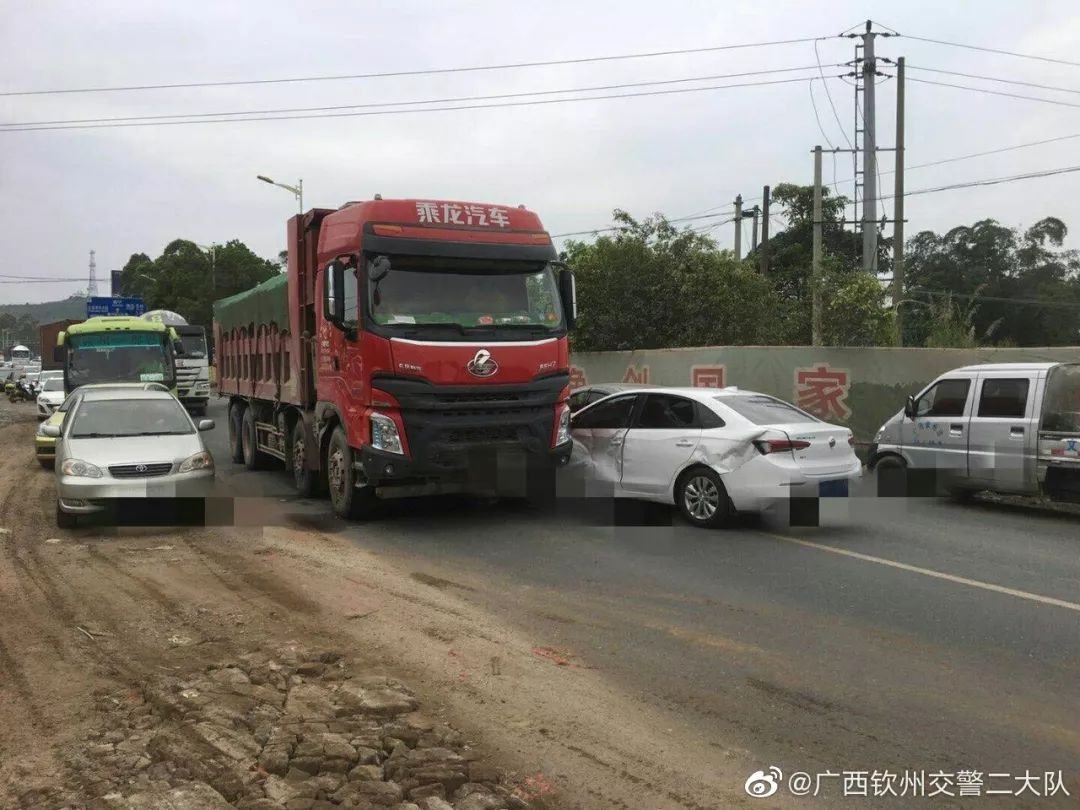 钦州车祸频发,竟然还有人在高速做这事…_事故