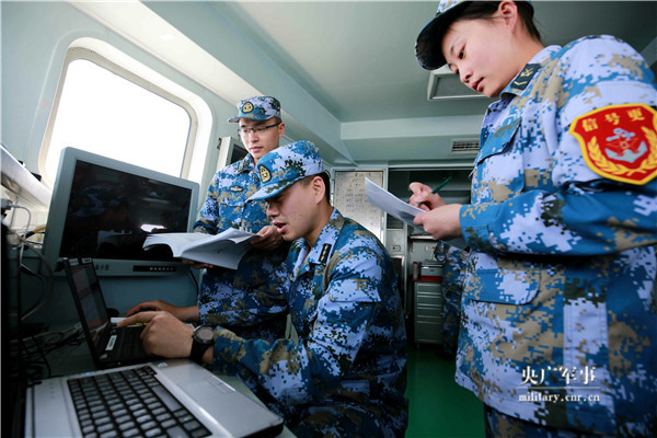 正在进行舰艇通信的海军湘潭舰官兵.张千摄  返回搜