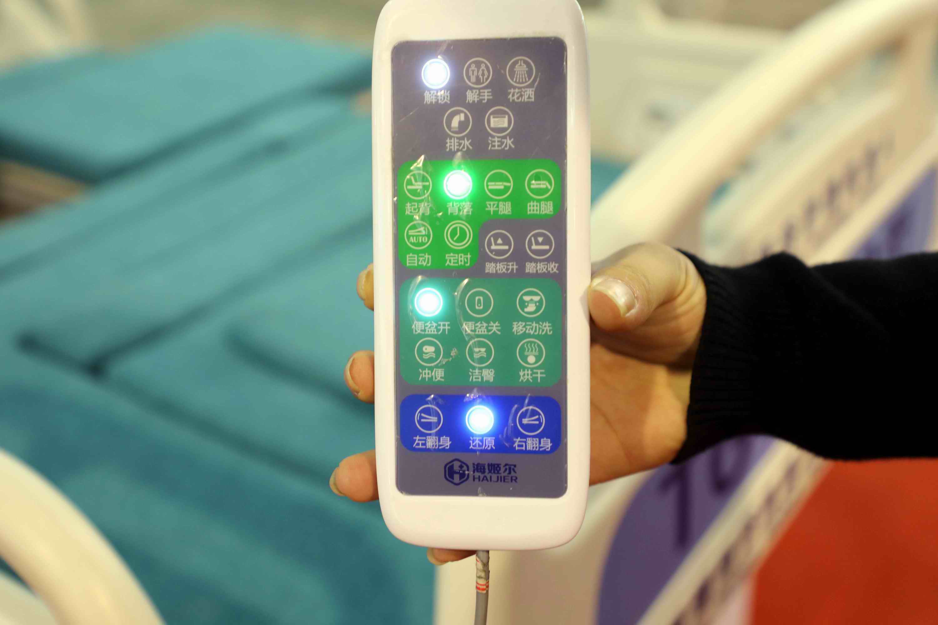 安徽芜湖:第一次见国产护理机器人,解决卧床不起老人护理问题!_智能化