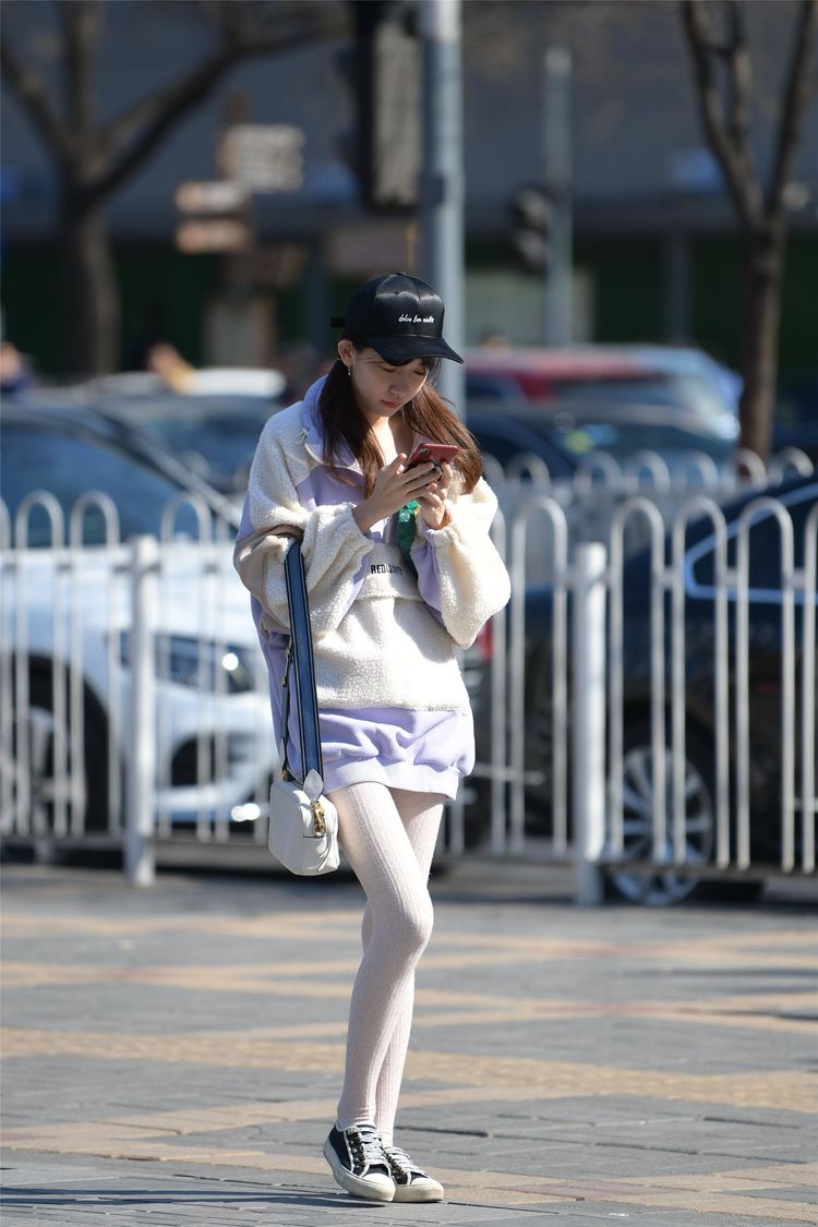 街拍美女穿着一双厚实的白色针织感的长袜有着邻家女孩的感觉