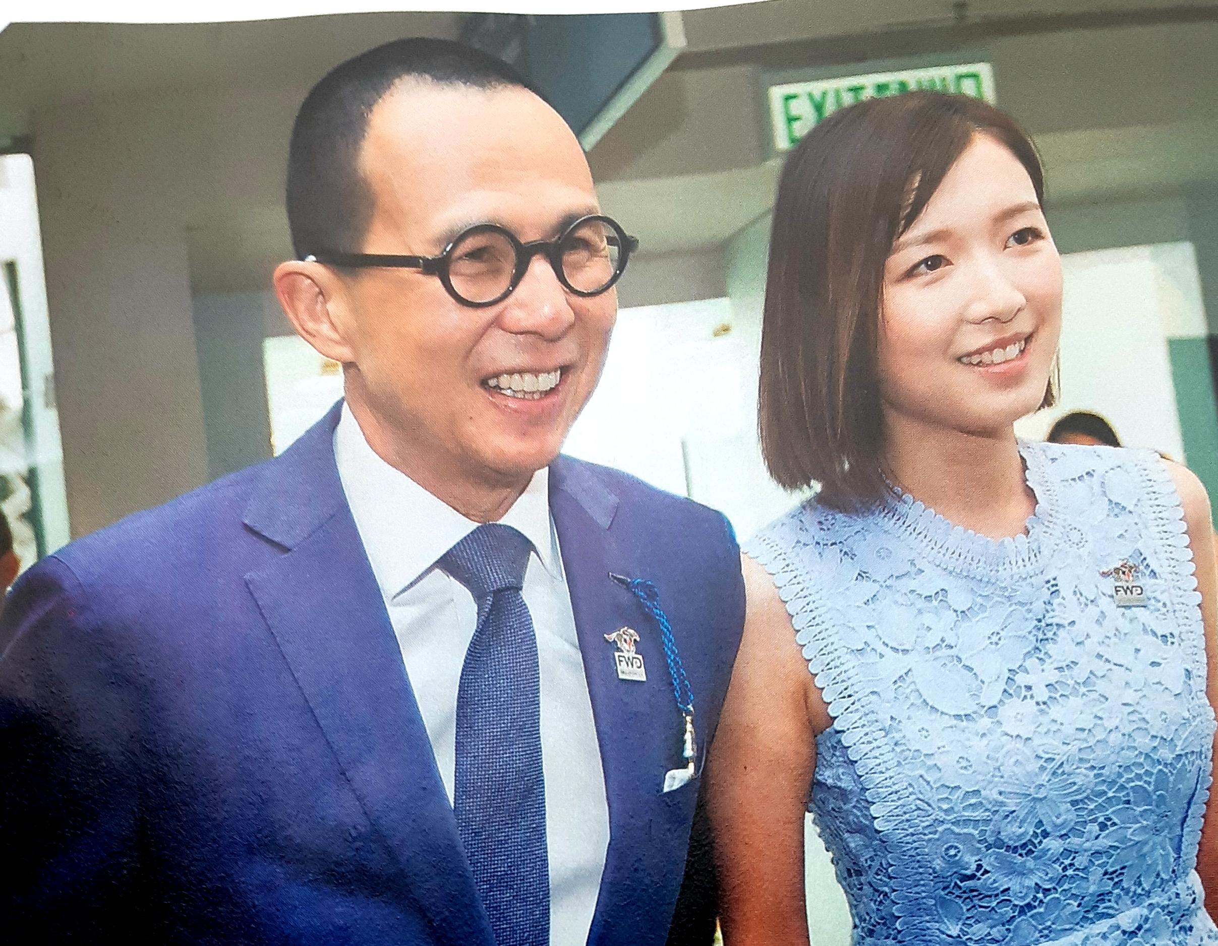 升级当阔太?郭嘉文带爸妈去见李泽楷,一家人饭桌上有说有笑