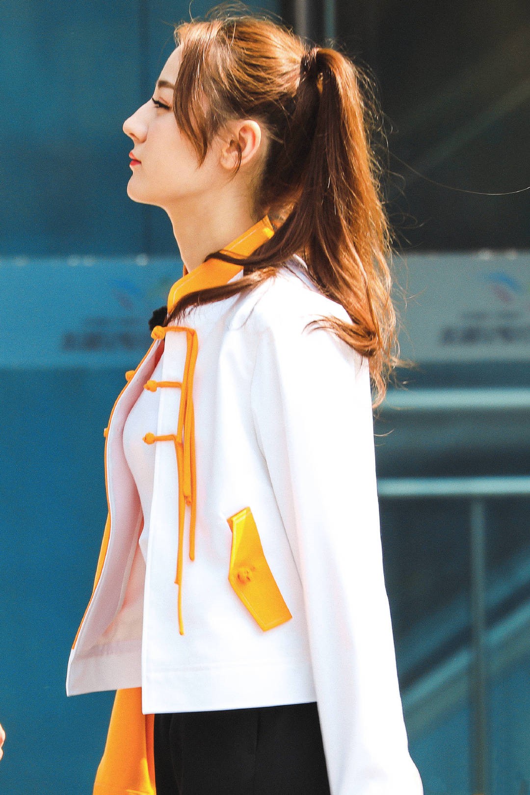 迪丽热巴的侧身照瞬间将她带回了学生时代,双马尾的俏皮将少女的元气