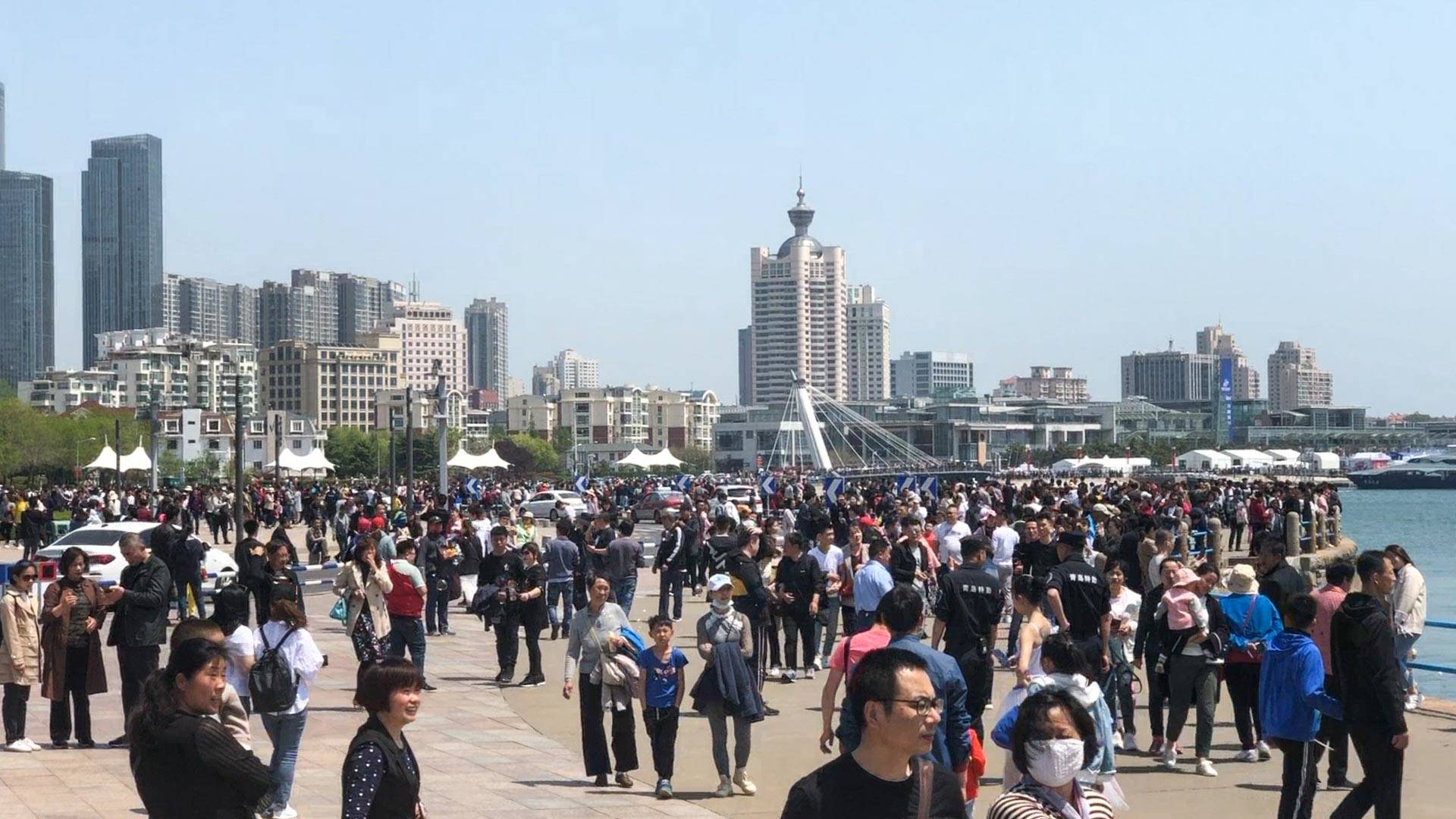 这个五一假期青岛被游客扎堆人山人海