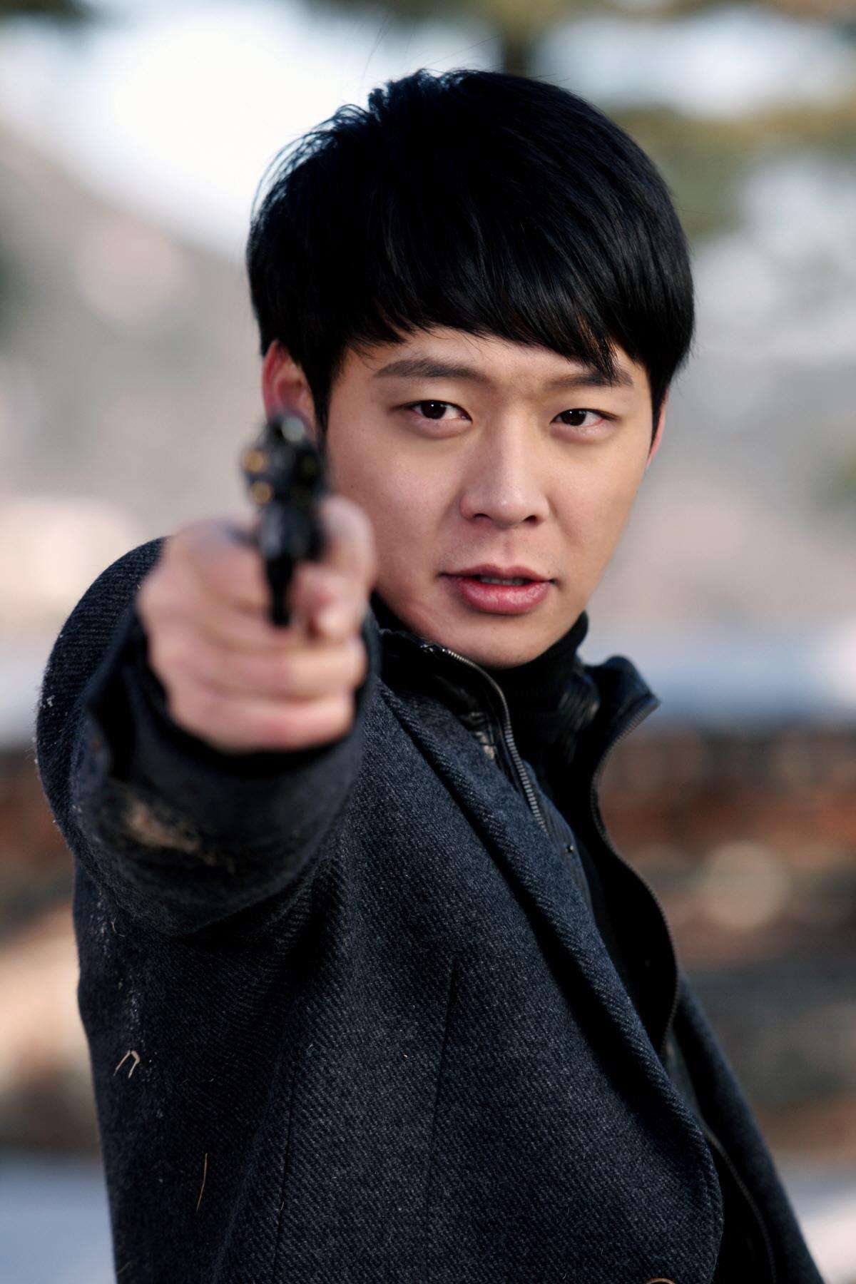 朴有天被移交检方,被捆绑双手面容枯槁,对撒谎一事鞠躬道歉