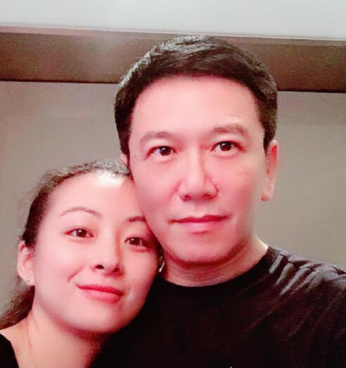 温兆伦老婆多大图片