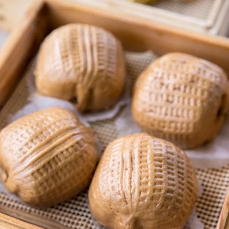 核桃包的外形像个核桃,让我有种拿在手上盘它的冲动里面有香香甜甜的