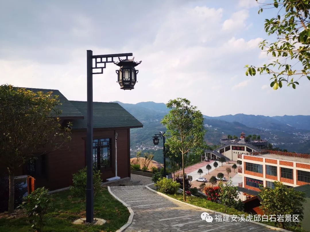 白石岩风景区志闽生态旅游区位于我县龙门镇,生态环境优美,基础设施